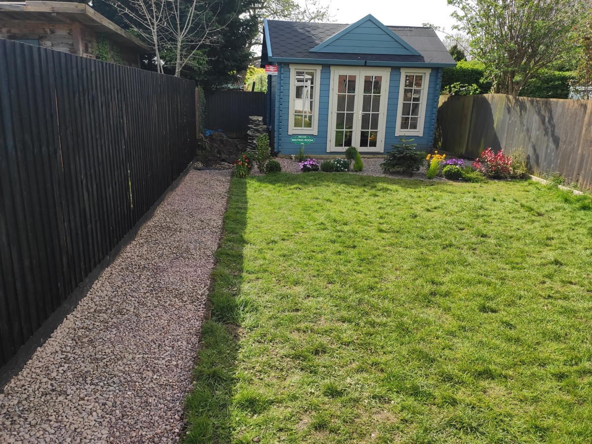 Beautifully maintained garden in Cheltenham by Goodrich Gardening